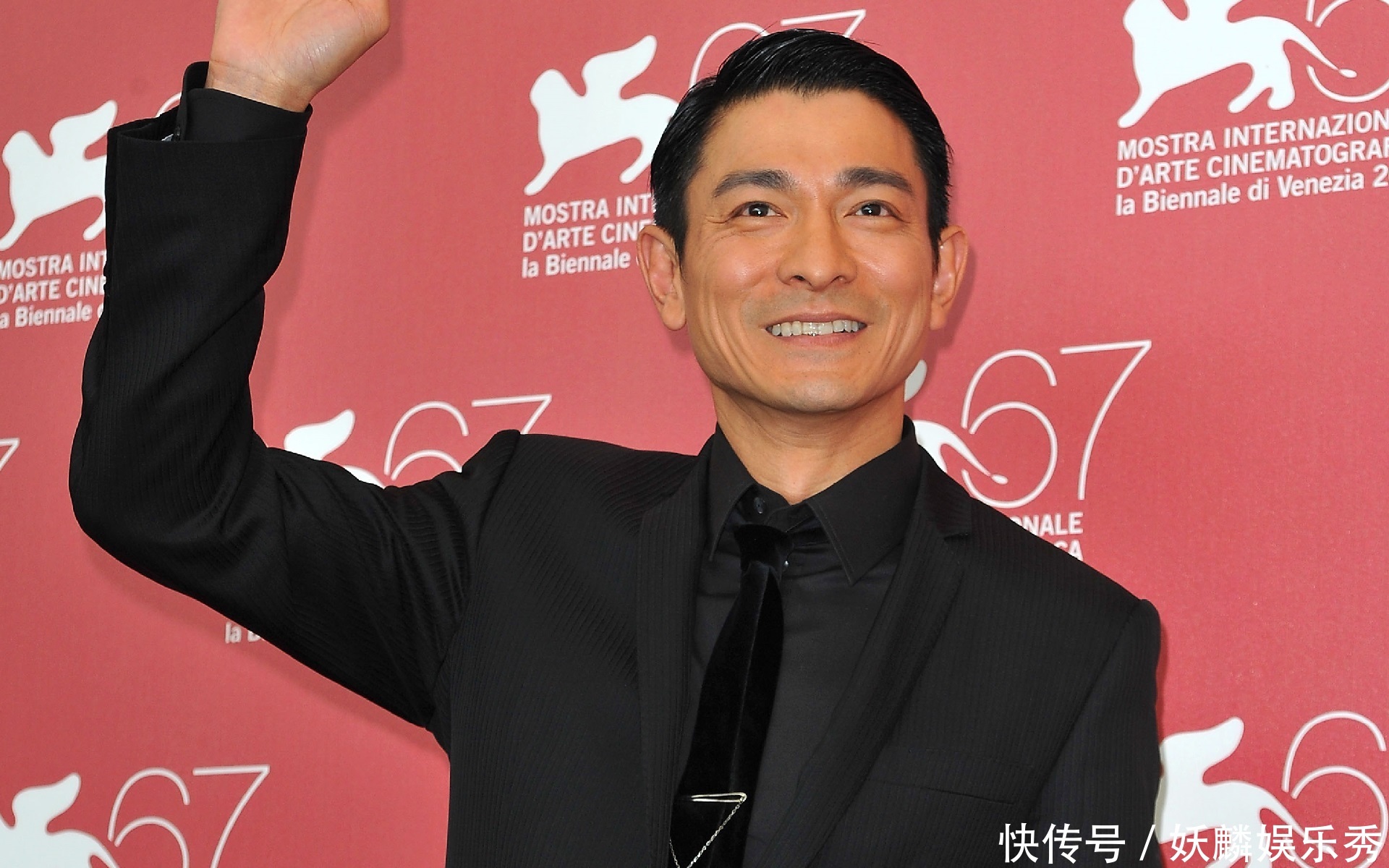 明星跪谢观众,谢娜汪涵跪的是人格,刘德华跪的