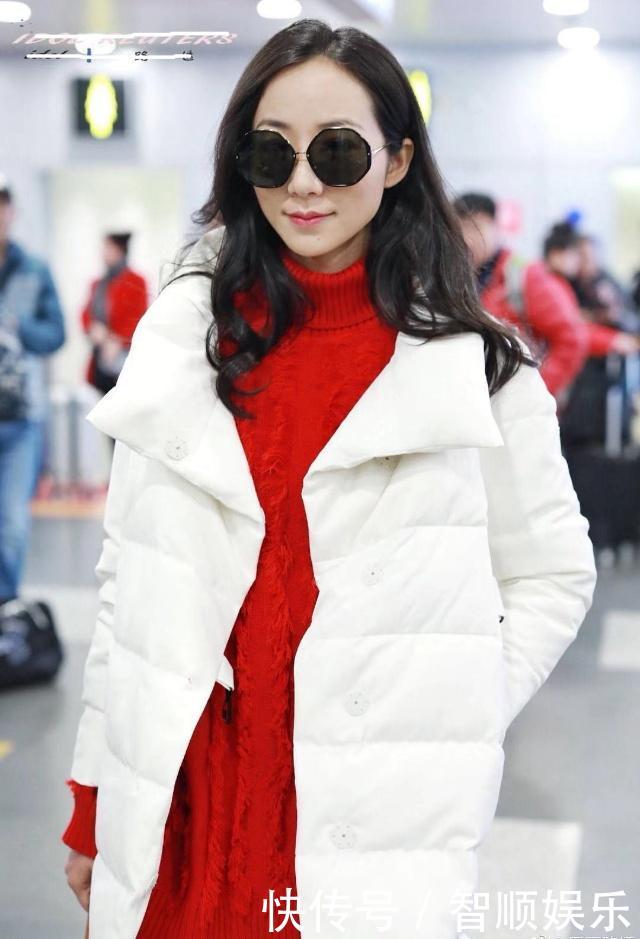 韩雪穿白色棉服御寒,只不过里面搭一件红色毛