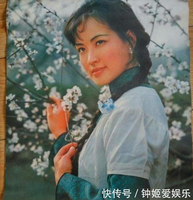 63岁刘晓庆机场近照曝光,装扮新潮少女风,单手