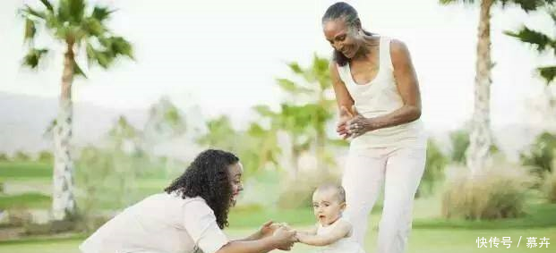 夏天宝宝喜欢光脚跑,老人说寒从脚起!育儿专家