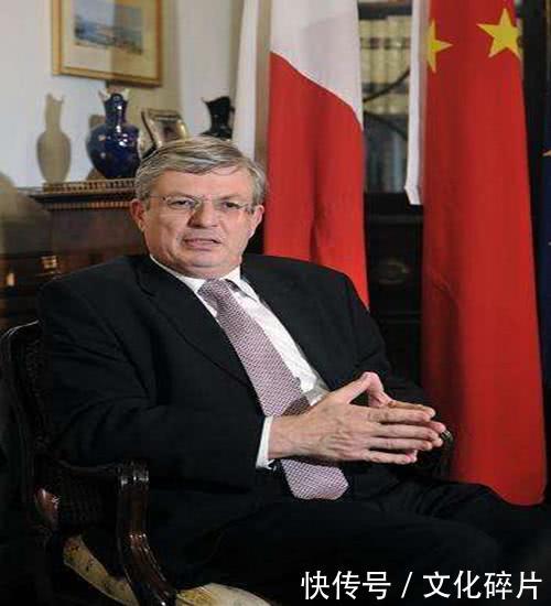 总理出国访问,女部长召开秘密会议罢免他,成为该国首任女总理!