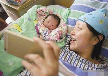 二胎女宝一出生, 奶爸第一时间在朋友圈报喜, 宝