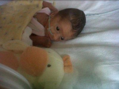 40岁患病母亲生下1斤多点女婴，当时没有玩具大如今6岁很健康_图2