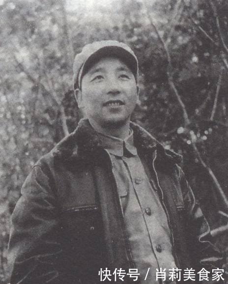 这位元帅和身边警卫,都成我国国防部长,全球只