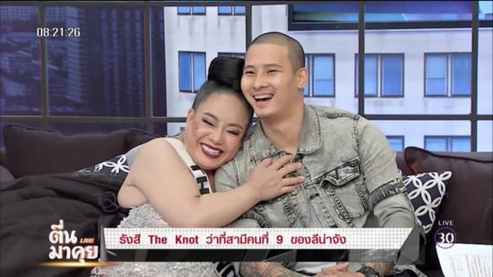 泰国富婆“莉娜”日前才带着第9任老公亮相。