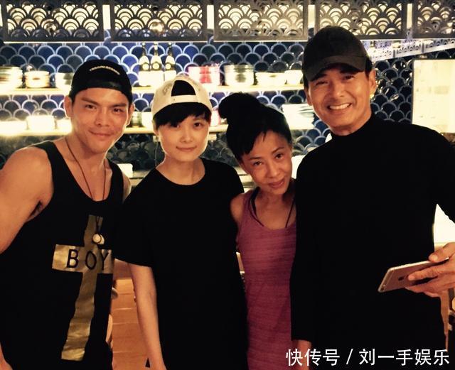 郭碧婷与向佐约会素颜出镜,时不时还撩撩头发