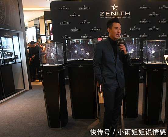 刘恺威穿黑西装出席活动,高清状态下皮肤紧致