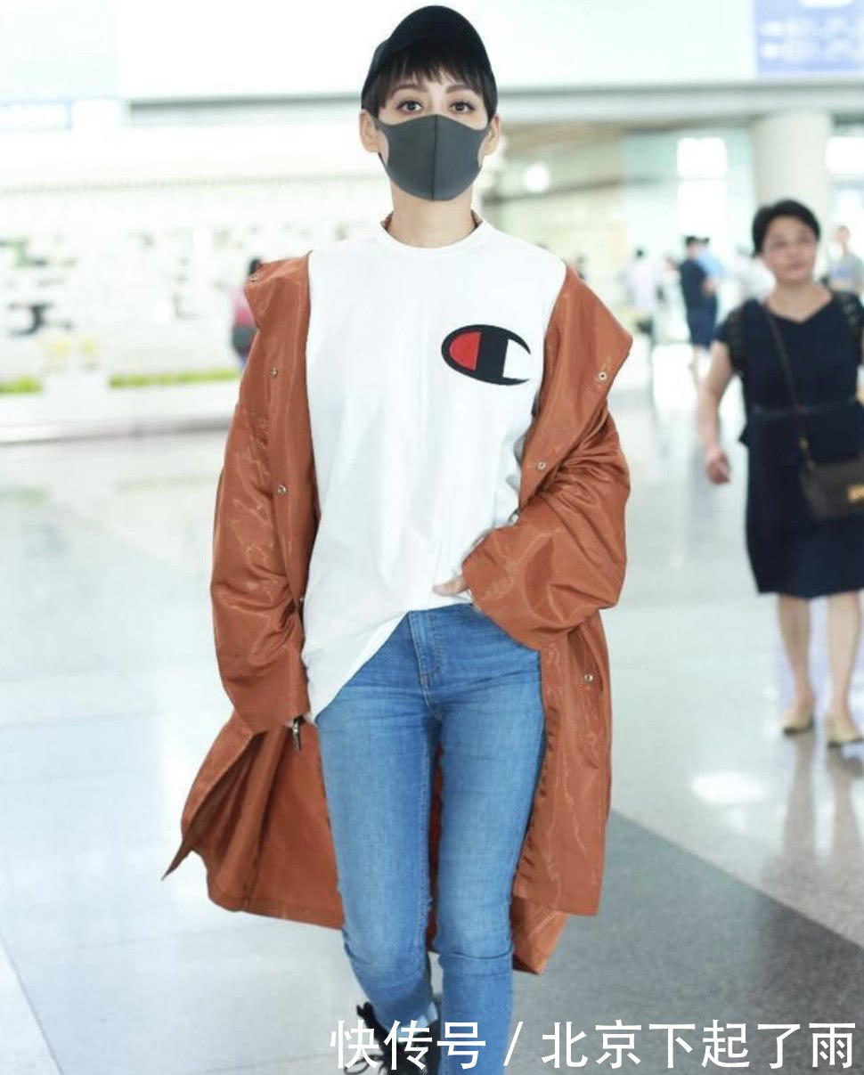 宁静真敢穿!美腿又细又长还穿液体鞋,真的有