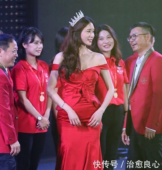 44岁的林志玲一身包臀红色紧身裙现蜂腰, 凸起
