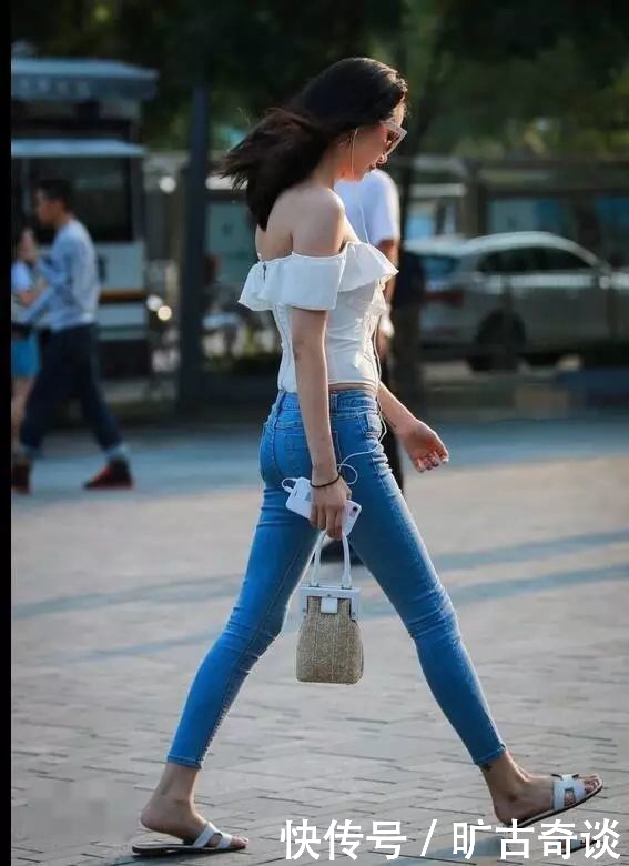 一字肩白色短袖性感妩媚,美好身材让人羡慕,搭