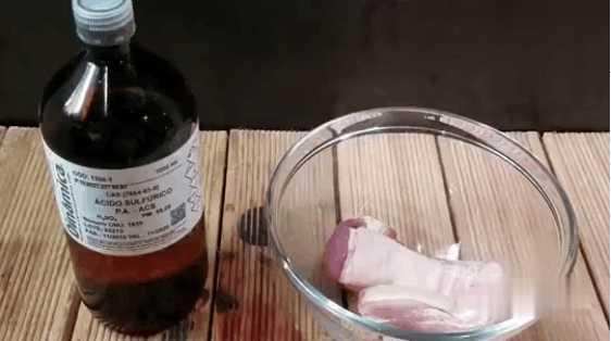 硫酸到底有多酸? 男子把一块猪肉放进去 看看