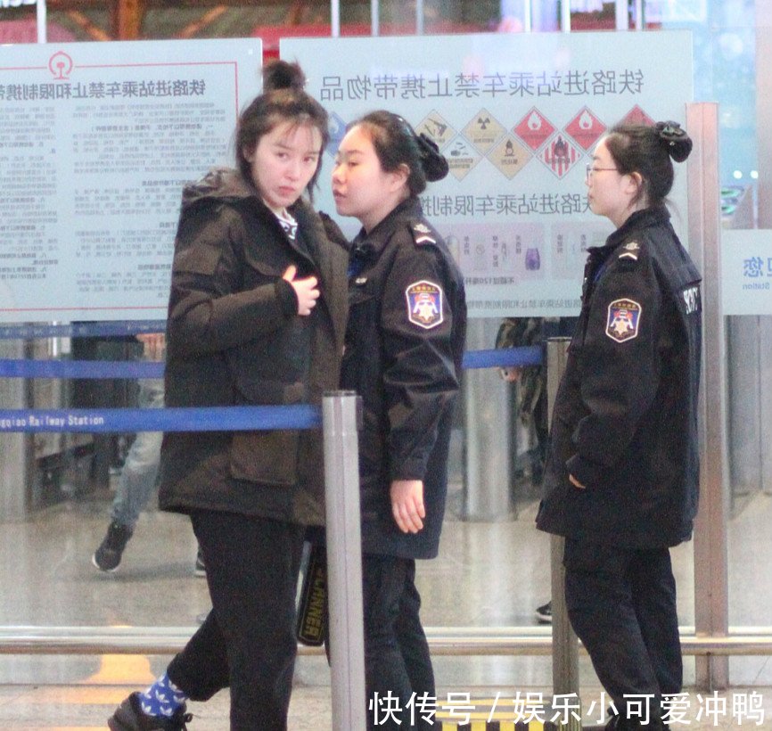 阚清子素颜现身大全,被记者拍成高清,妆前动态包表情图片表情机场美女图片