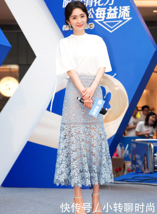 杨幂出席活动,穿白裙好身材又回来了,这鞋子娱