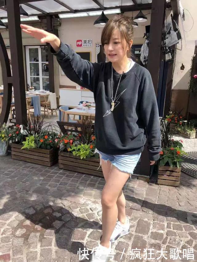 网友晒照偶遇舒淇赵薇录制节目,两人都很有气