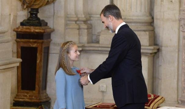 13岁莱昂诺尔公主参加勋章典礼,自创屈膝礼方