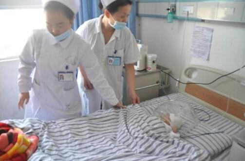 一岁宝宝从床上摔下,隔天送医院,医生看到后直