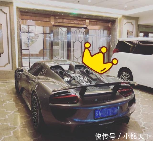 斗鱼男主播为在嘉年华上撑场面,从南京空运91