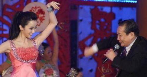 央视著名女主持人 竟小老公20岁 为爱情不惜当后妈！