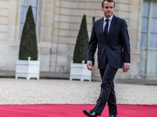 法国前总统出书警告马克龙:法国人喜欢砍国王
