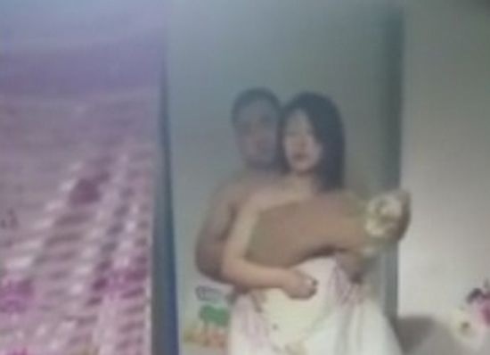 男子出差深夜回家只为给媳妇一个惊喜，然而妻子却给他一个惊喜