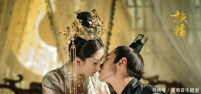 杨幂8000万粉丝福利传新消息,穿吊带裙出席活