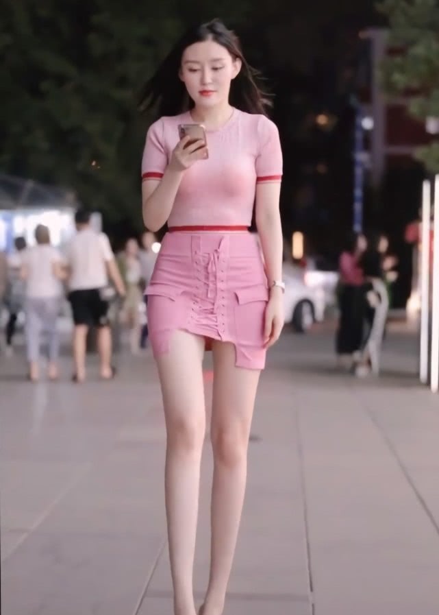 小姐姐为了吸引眼球,裙子仅靠一根“鞋带”支撑,但腿才是焦点!插图(1) 小姐姐为了吸引眼球,裙子仅靠一根“鞋带”支撑,但腿才是焦点!插图(1)