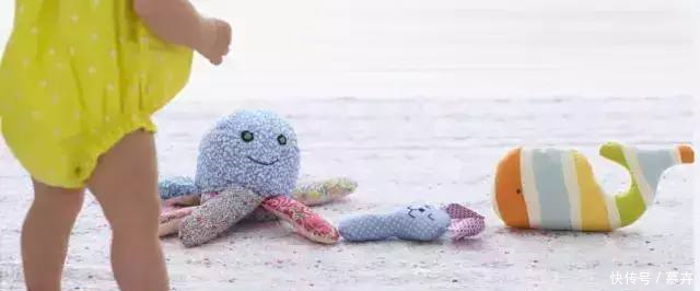 夏天宝宝喜欢光脚跑,老人说寒从脚起!育儿专家