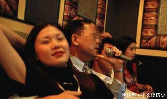 男子带朋友去KTV,找了两个陪唱小姐,结账时候