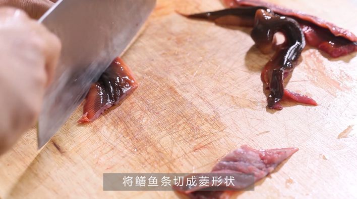 粉蒸鳝鱼，米粉裹着鱼，让滋味全渗透进鱼肉中，鲜嫩软滑多汁