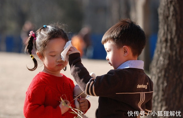 八年前丈夫工地意外去世，她含泪生下孩子，八年后收到微信她傻了