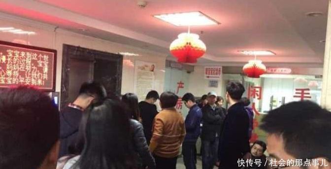3周剖腹产,孕妇出来1后产房门口抢着抱孩有一个搞笑的漫画图片图片