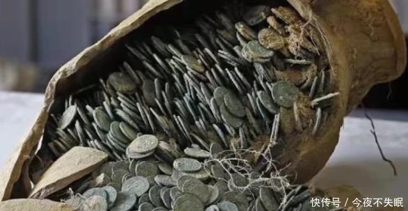 男子挖到白色泥罐,将泥罐敲碎后,里面的东西让 人兴奋!