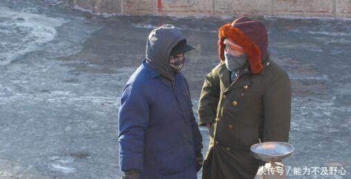 老汉进城卖瓜子,多找顾客的钱,大妈贪便宜蜂拥