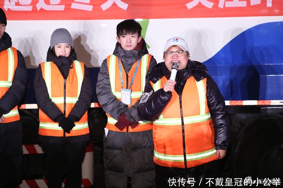 韩红爱心活动关爱环卫工人 易烊千玺体验扫马路