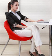 跷二郎腿6个可怕后果 赶紧坐直