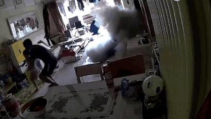 滑板车在家中充电, 突然爆炸, 男子抱娃带狗慌忙