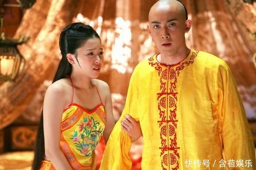 还珠中三位都被脱的仅剩肚兜,只有她是为了和