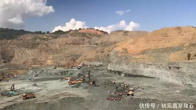 一块脱沙的翡翠原石,真不愧是木那至尊,起货出来的效果就想一口吃掉了! bt365体育在线娱乐场