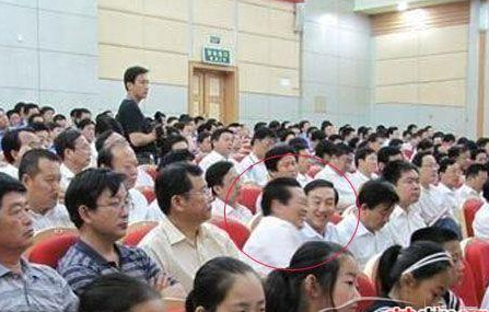 24岁美女警察身中歹徒数刀去世,数千人前来悼