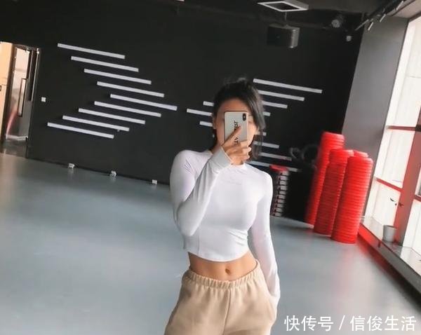 健身马甲的自拍照,展露美女线抢镜穿直播内衣美女图片