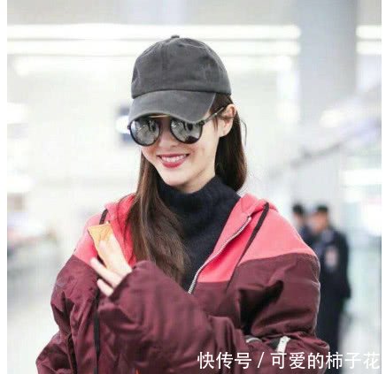 唐嫣在机场被粉丝叫成杨幂,她微笑地回答6个字