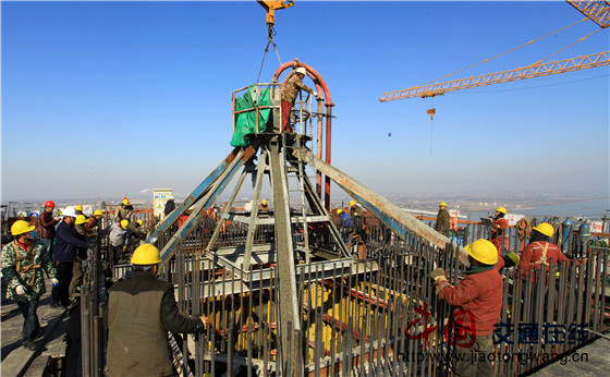 过年啦,镇江长江大桥4号主塔长高6米!