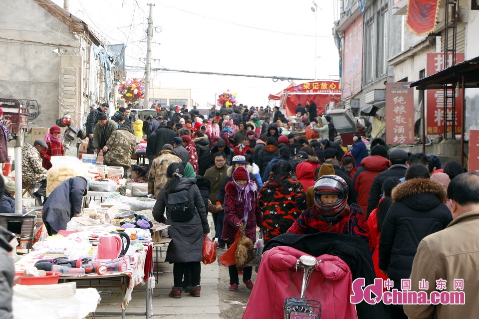 临沂小镇万人过年赶大集 外地人淘实惠当地人赶心情
