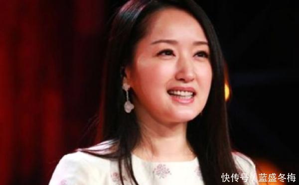 47岁杨钰莹被爆悠闲度假,黑纱裙少女感十足,网