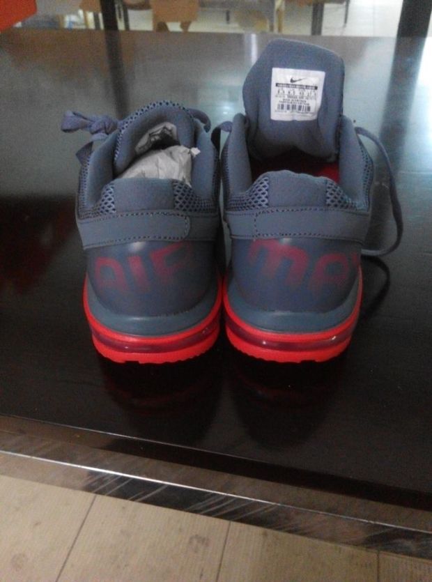 这双耐克是在京东胜道体育里买的 请大神帮鉴