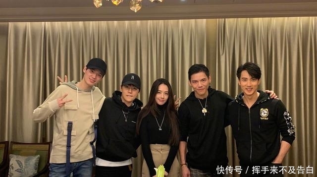 郭碧婷和向佐在澳门被偶遇,两人穿扮休闲,走路