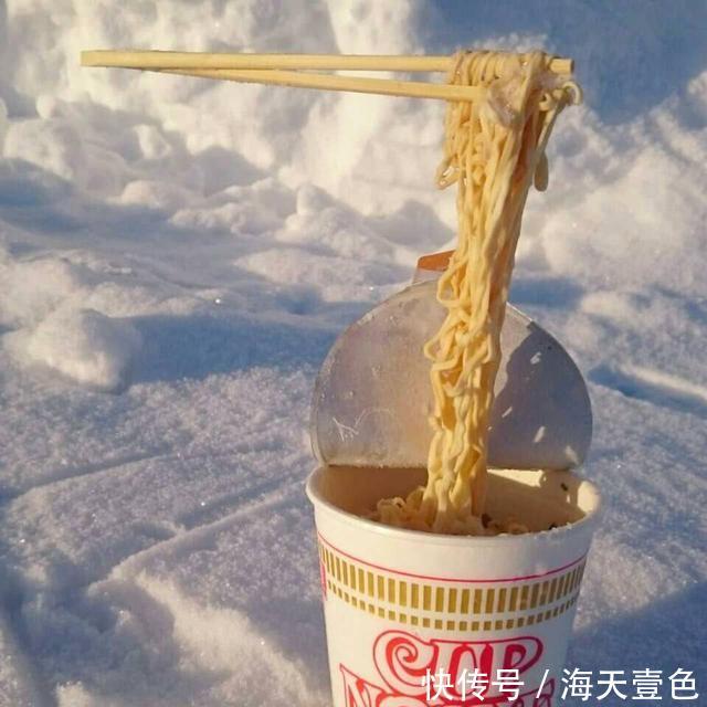 零下22°C ！日本网友制做杯面“食物模型” 面条被凌空夹起