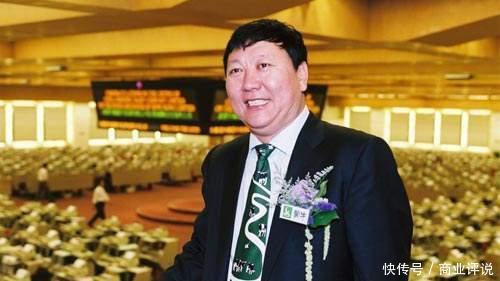 父亲为50元把他卖掉，长大后去养牛，后创办百亿企业却被踢出局