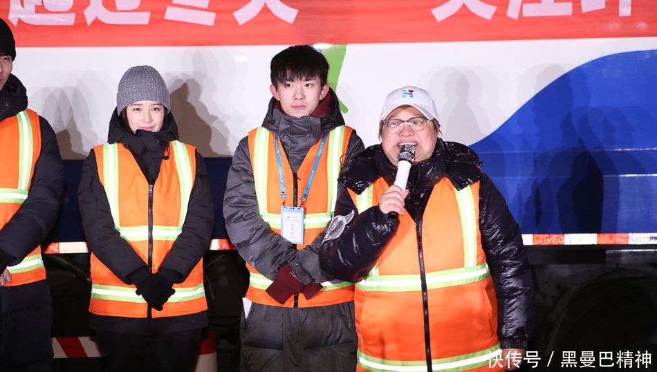 韩红爱心活动关爱环卫工人 易烊千玺体验扫马路