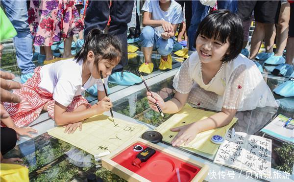 广东学书法孩子结伴去玻璃桥上练习,称要让自